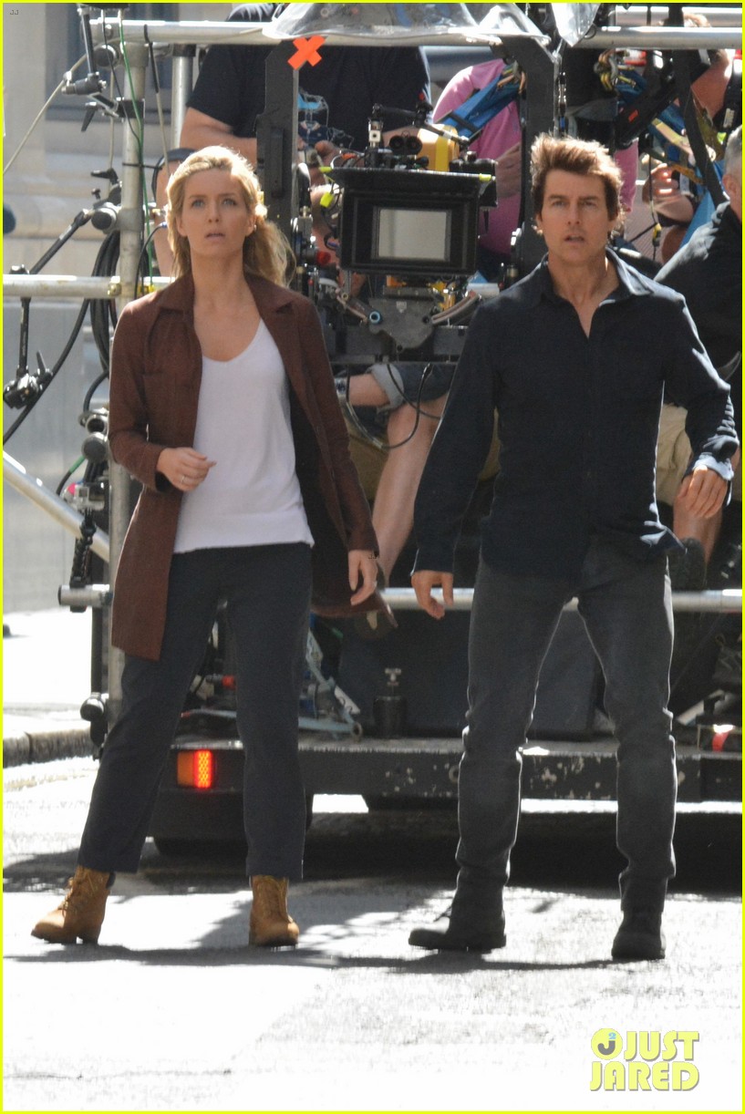 Tom Cruise Gets Back Into Action for 'The Mummy' with Annabelle Wallis(01)