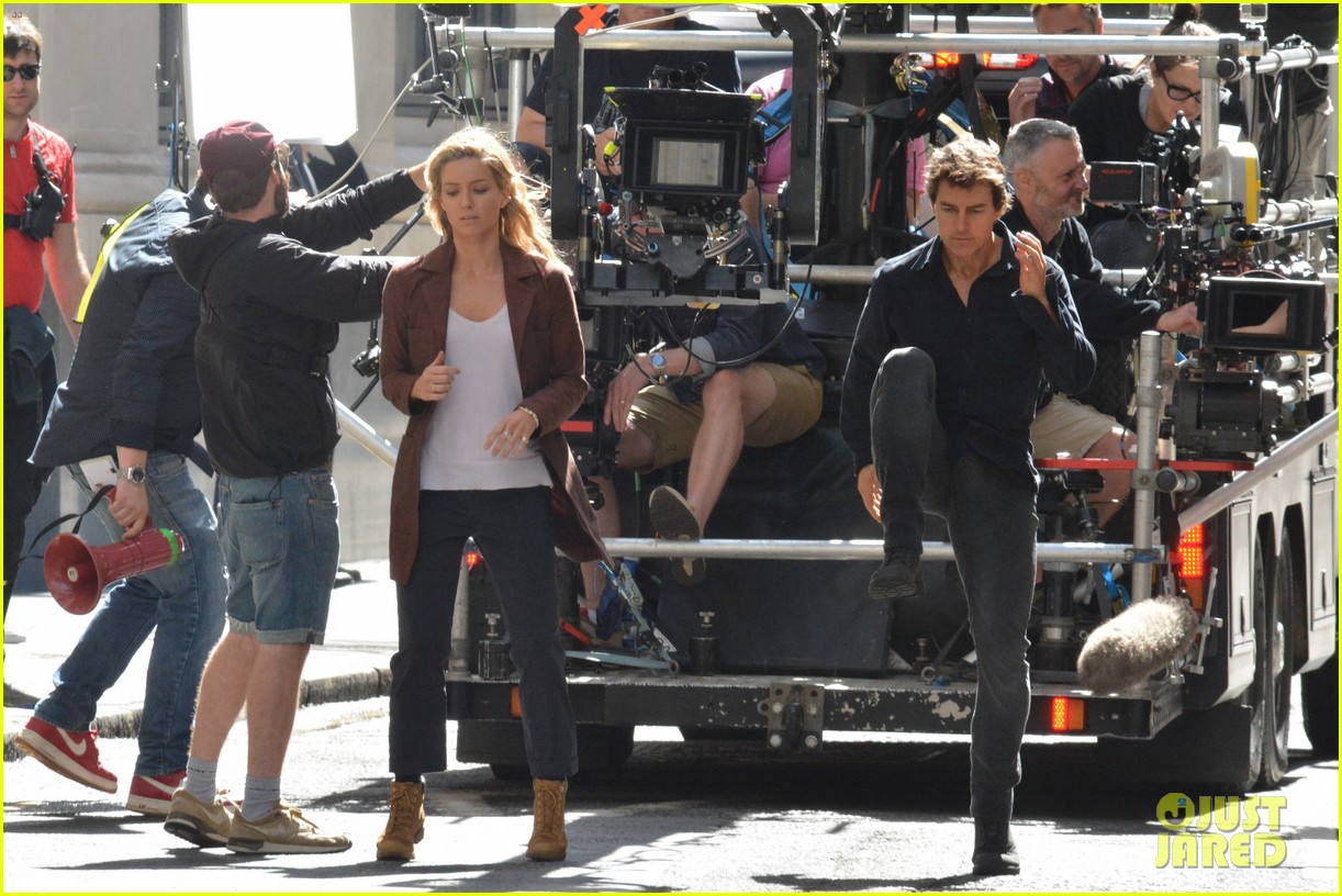 tom cruise gets back into action for the mummy with annabelle wallis 093708110