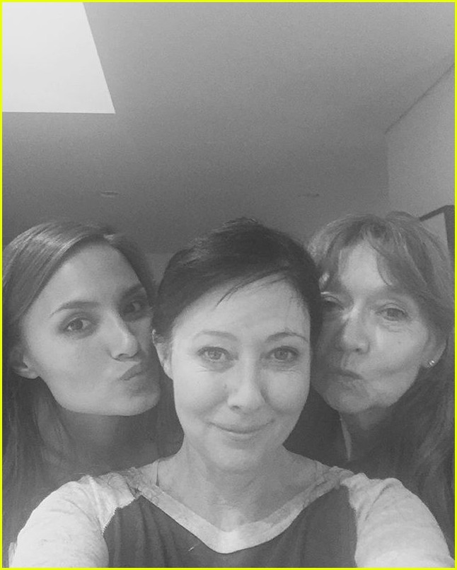 shannen doherty shaves head amid breast cancer battle 023711876