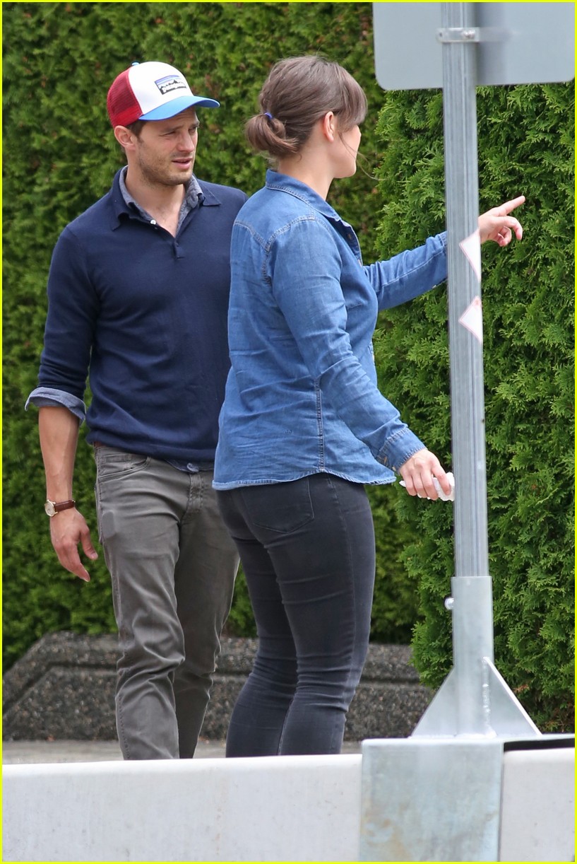 jamie dornan consoles his wife while leaving vancouver 133701609
