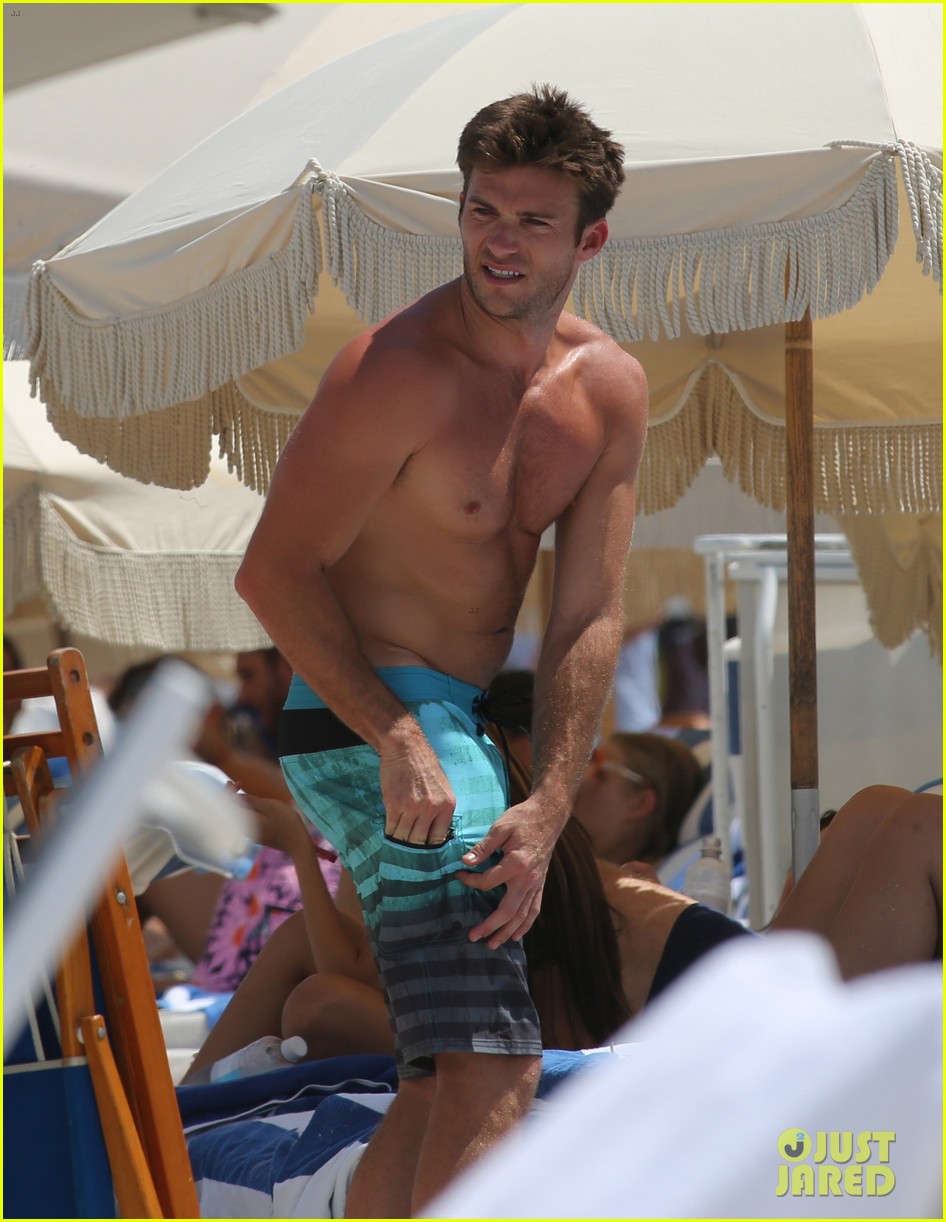 scott eastwood goes shirtless for another miami beach day 133708372
