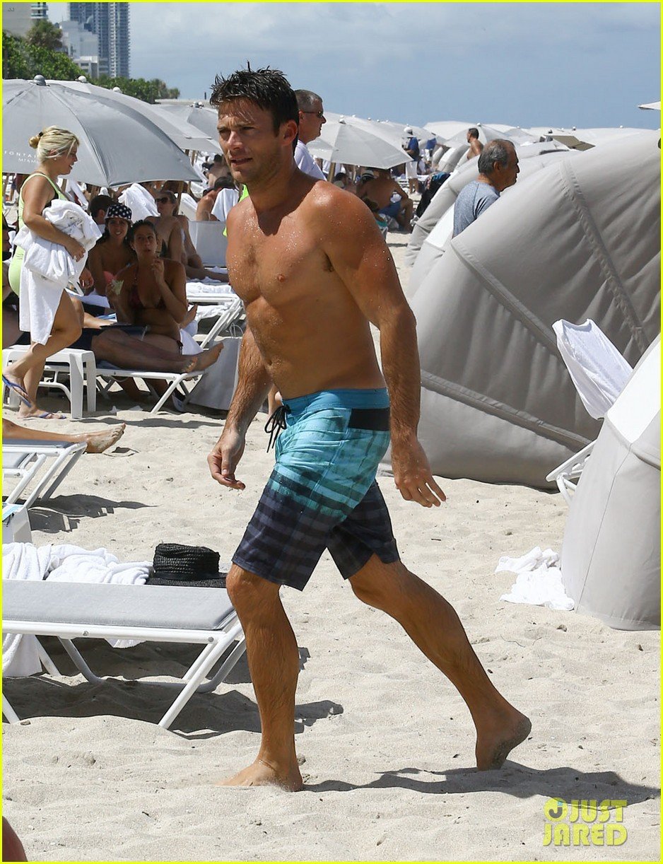 Scott Eastwood Figure - Beachside