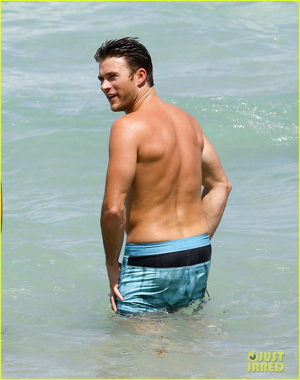 Scott Eastwood Body Shape - Day Off