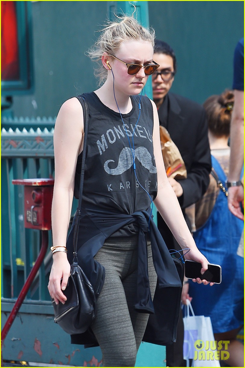 dakota and elle fanning step out separately over the weekend002073716371