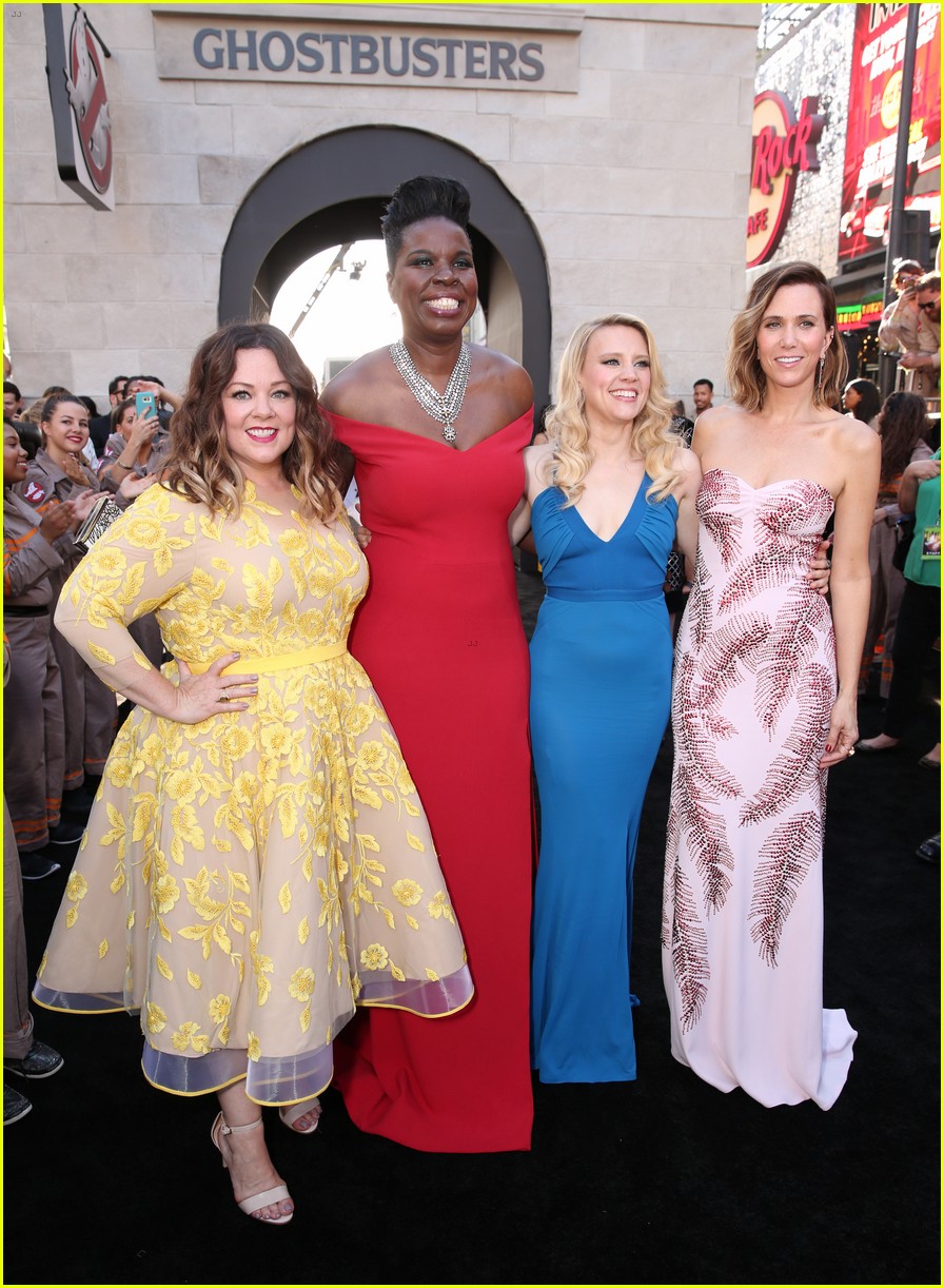 ghostbusters cast stuns on hollywood premiere green carpet 03