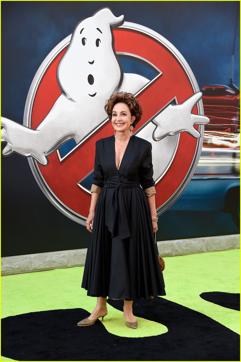ghostbusters cast stuns on hollywood premiere green carpet 093702638
