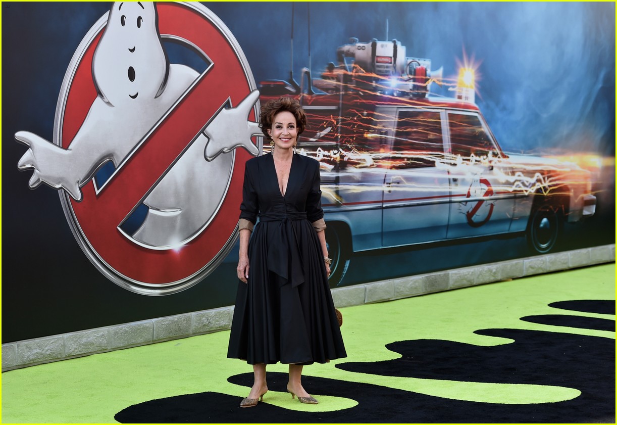 ghostbusters cast stuns on hollywood premiere green carpet 45