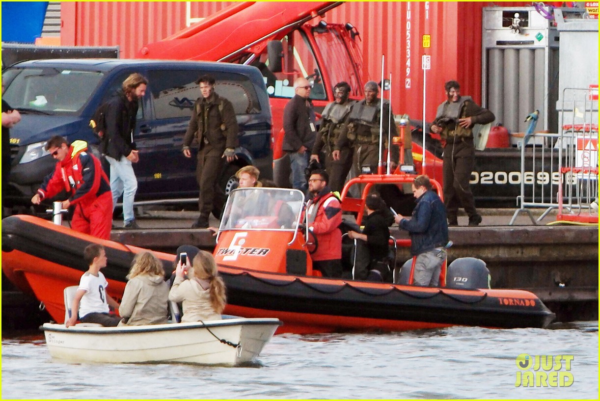 harry styles rumored more lines dunkirk set 043706505