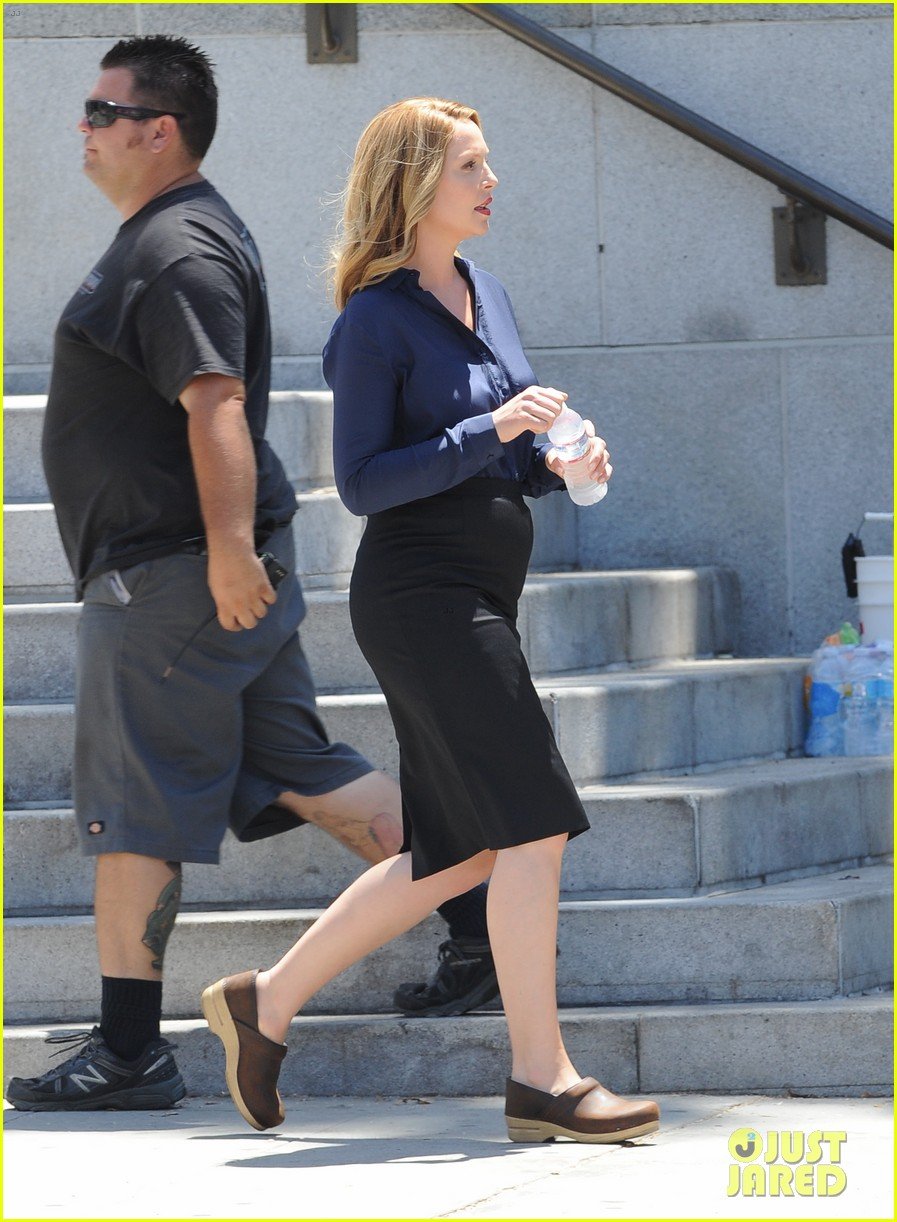 Pregnant Katherine Heigl Doesn't Hide Baby Bump for 'Doubt' Photo(02)