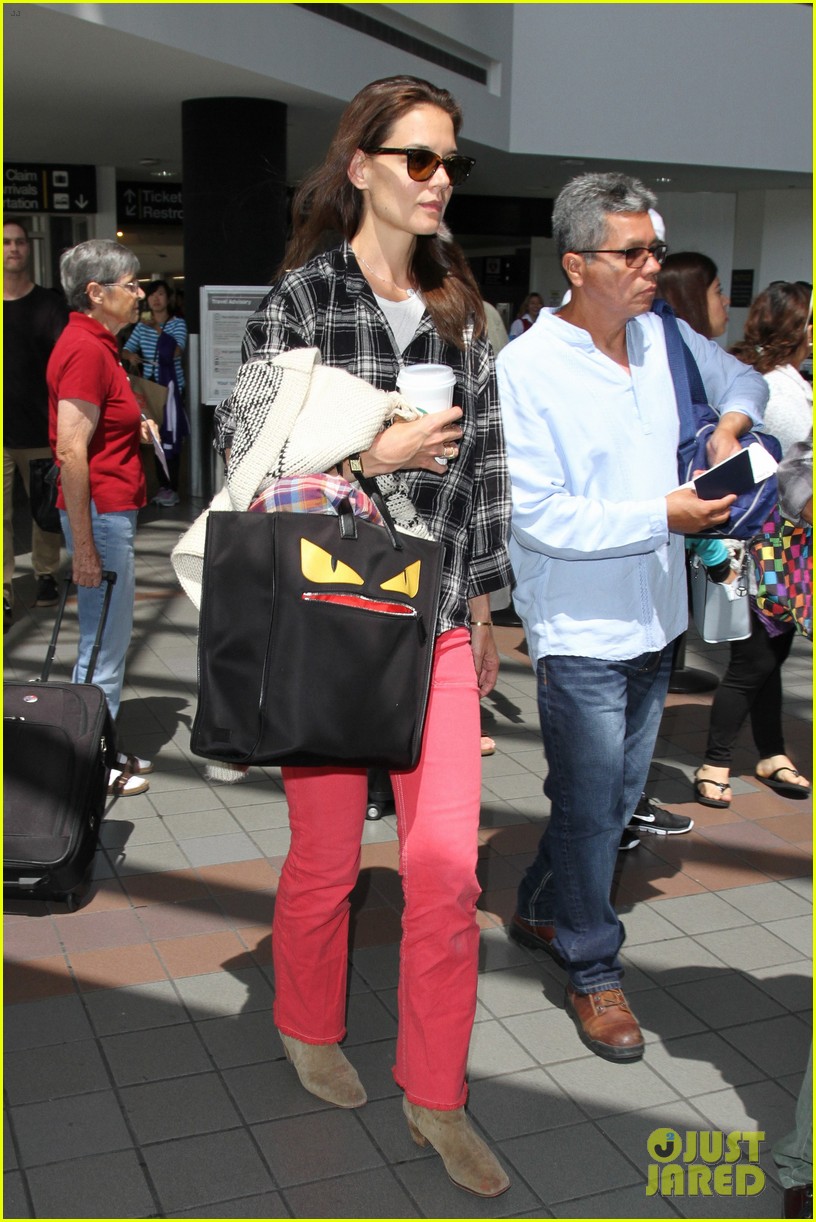 katie holmes goes solo upon arrival in los angeles 03