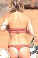 kate hudson covers herself in mud 02