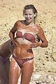 kate hudson covers herself in mud 20