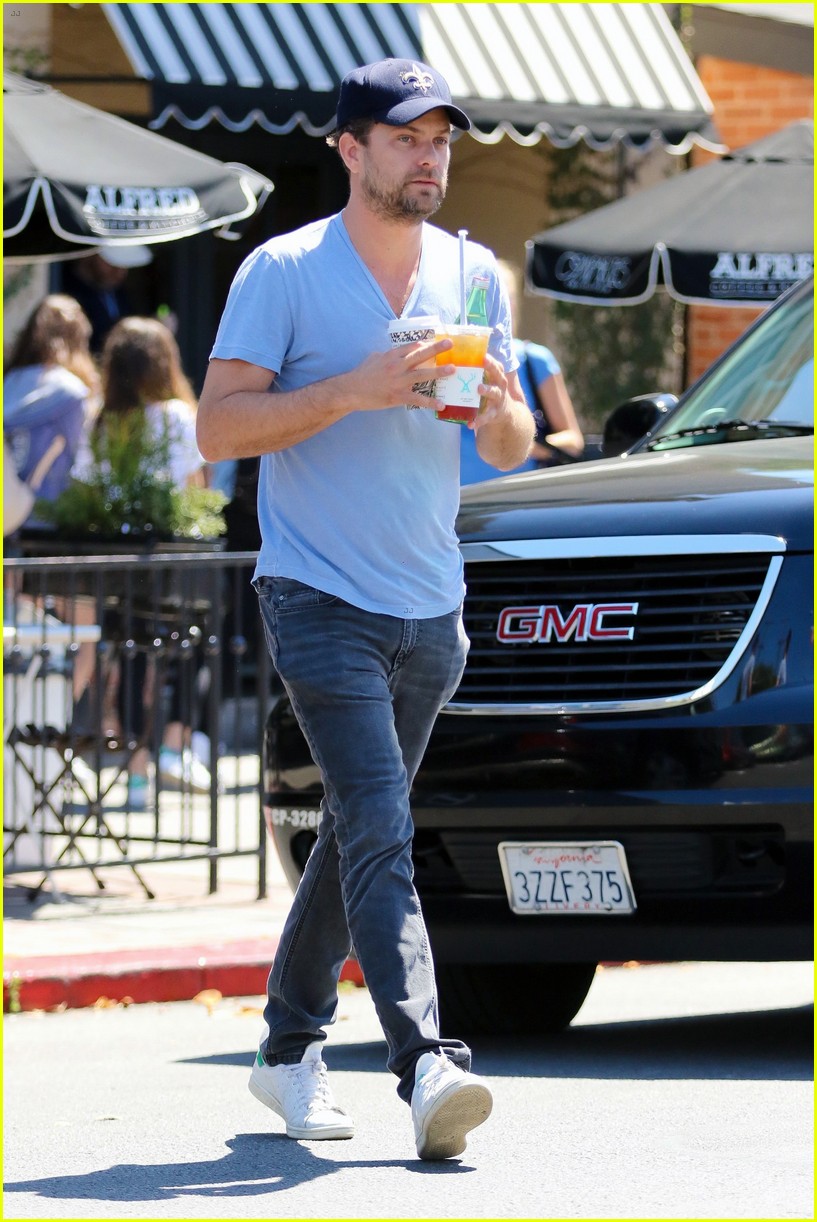 joshua jackson grabbed coffee with crystal reed last month 203710826