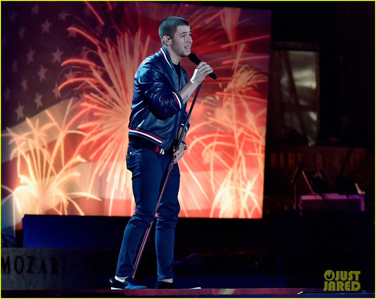 nick jonas sings close with demi lovato on july 4th 013698866