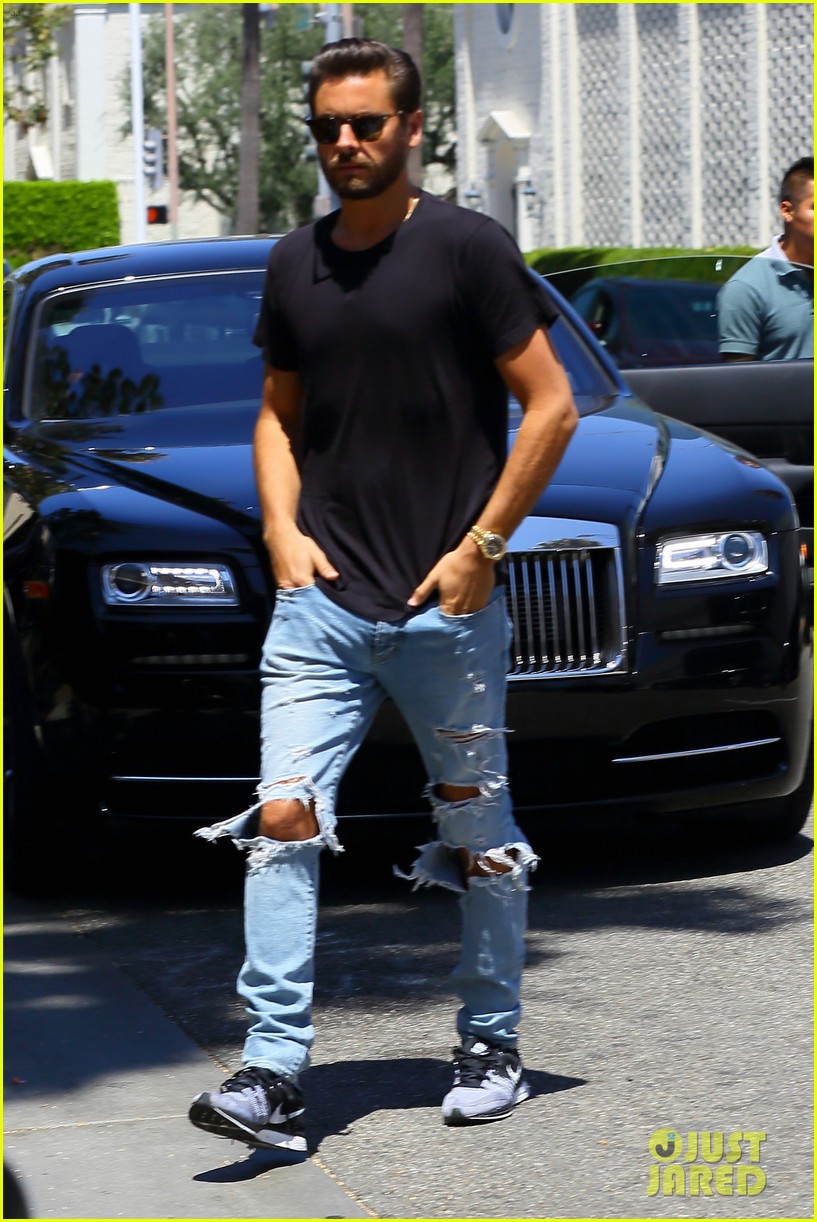 kendall jenner grabs lunch wiith scott disick holiday weekend 023697374