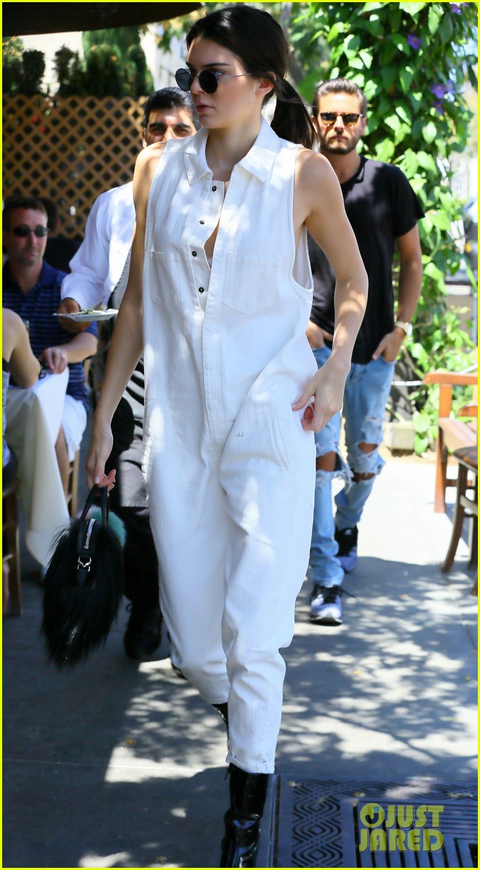kendall jenner grabs lunch wiith scott disick holiday weekend 11