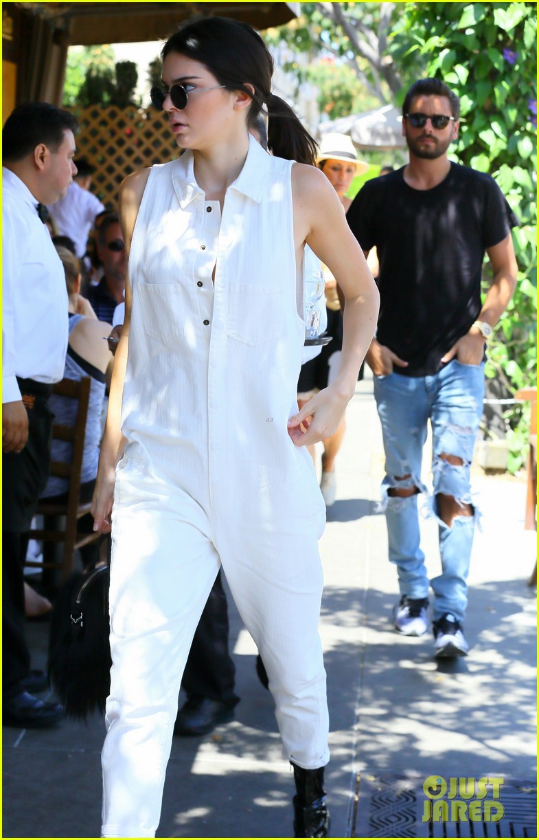 kendall jenner grabs lunch wiith scott disick holiday weekend 14