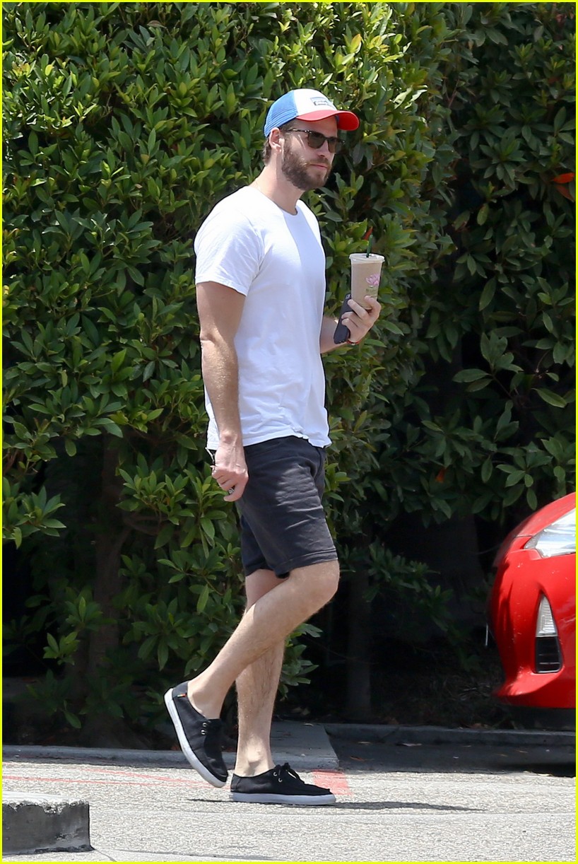 liam hemsworth steps out after spending holiday weekend with miley cyrus 053699674