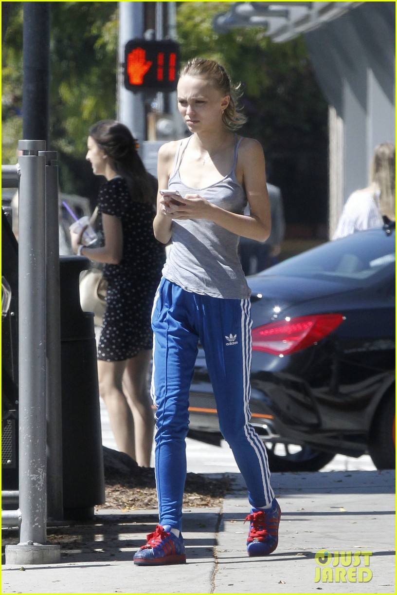 lily rose depp makes a starbucks stop 013702039