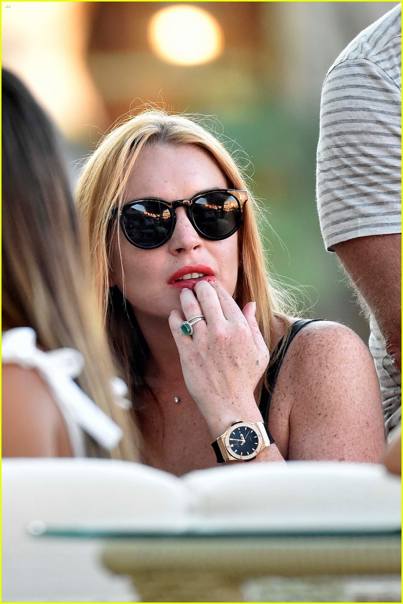 lindsay lohan steps out after friend denies pregnacy rumors 183721377