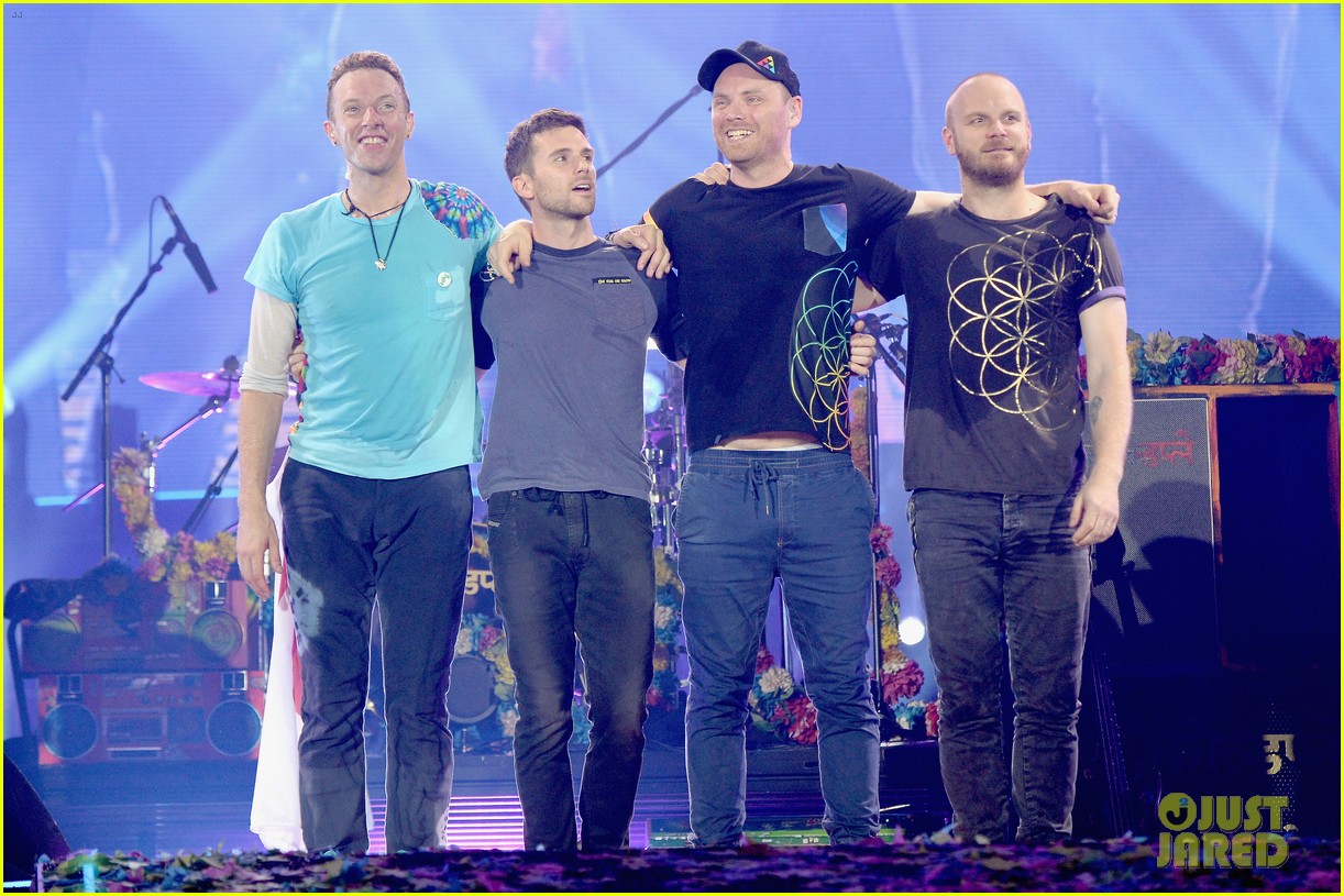 chris martin hits stage with coldplay after finalizing gwyneth paltrow divorce 03