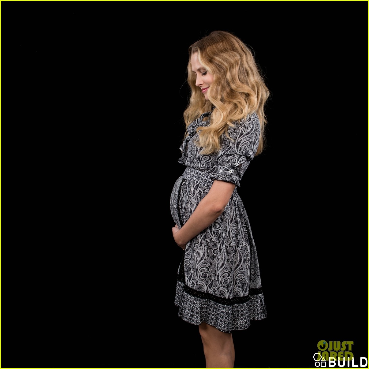 teresa palmer shows off baby bump for lights out 16