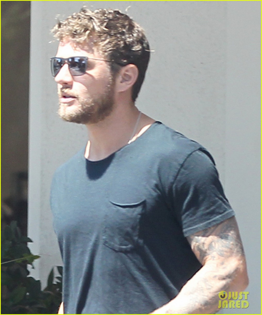 ryan phillippe takes a trip to the mountains with his friends 01