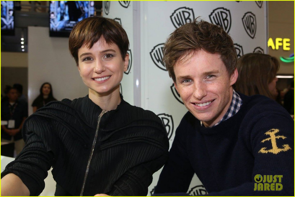 eddie redmayne hands out free wants at comic con 2016 083716085