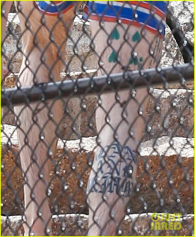 ryan reynolds shows off leg tattoos while shirtless 143698928