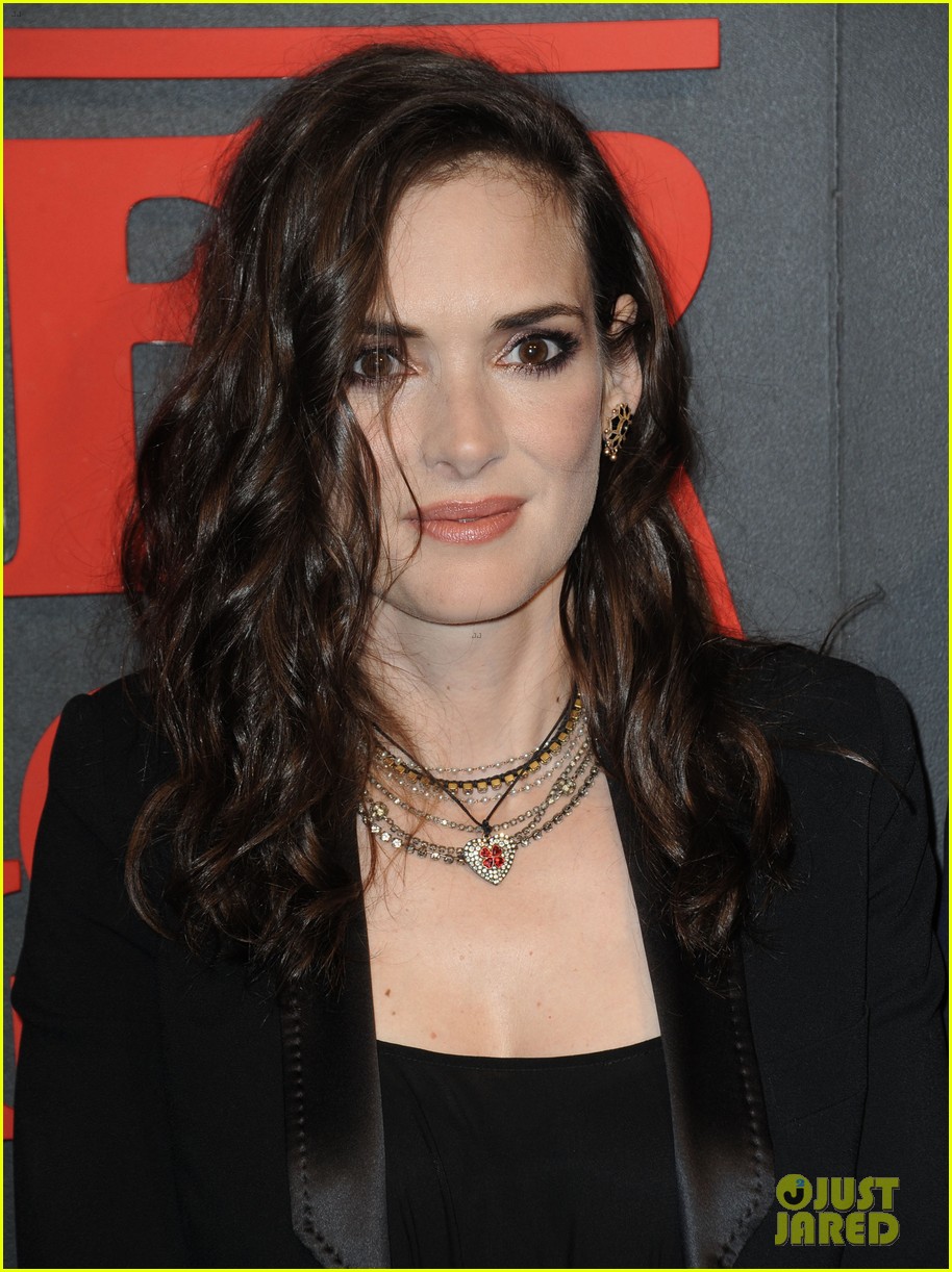 winona ryder gets support from scott mackinlay hahn at stranger things 013704365