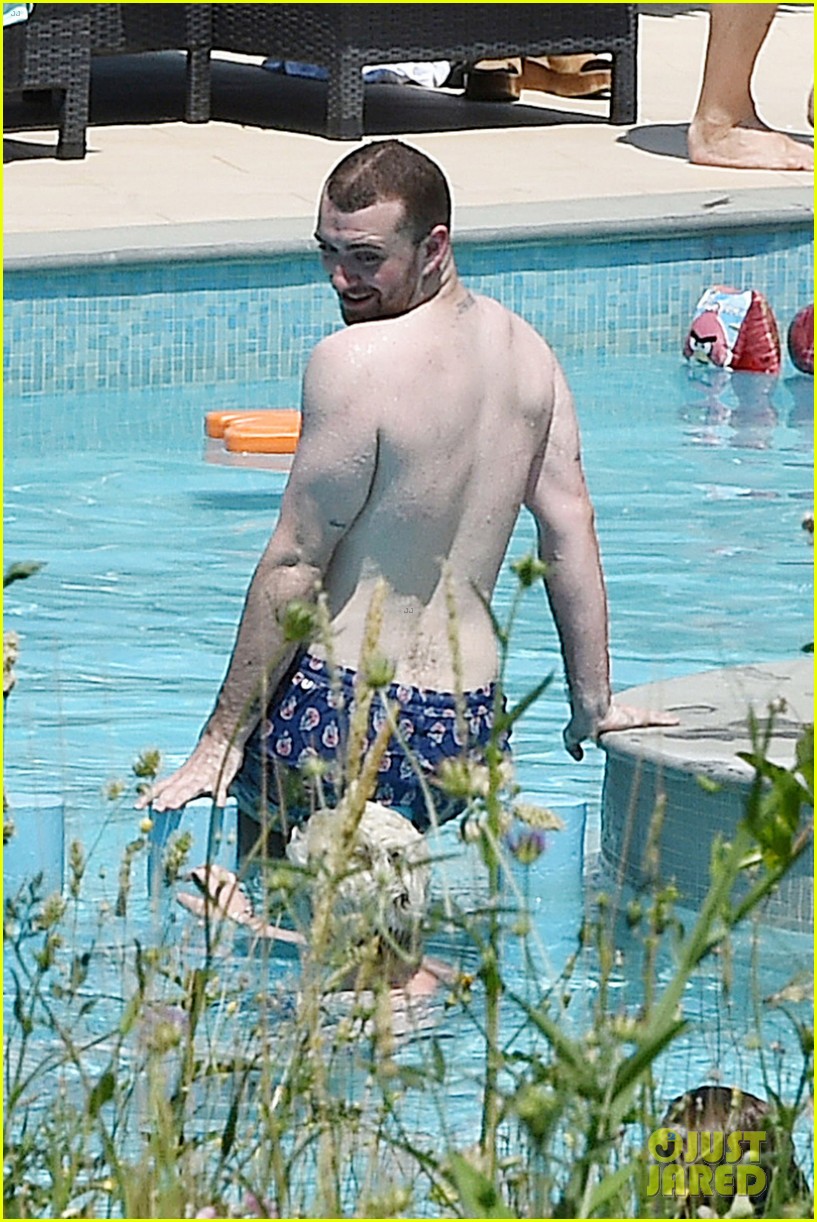 sam smith shows off his slimmed down figure while on vacation009083700876