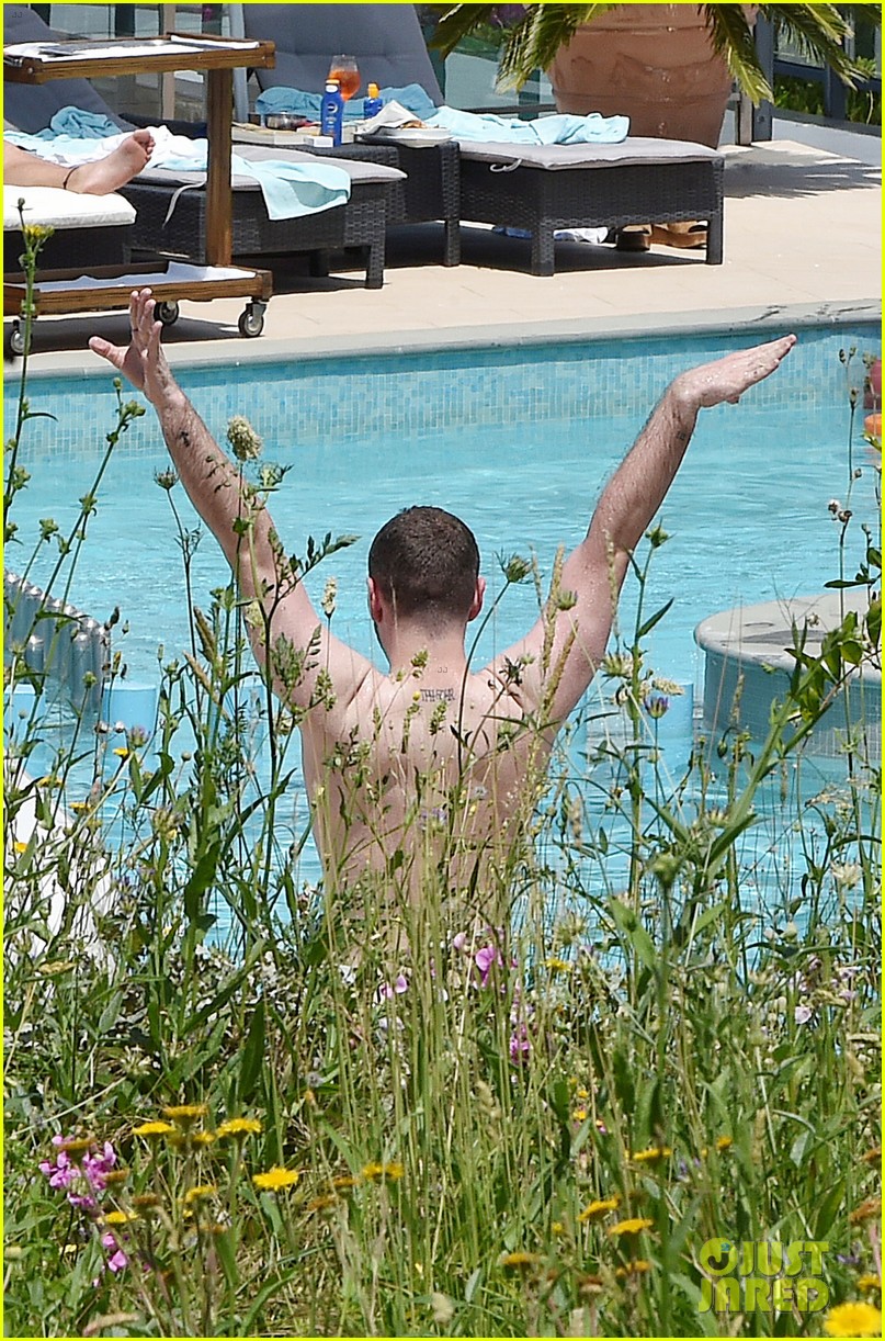 sam smith shows off his slimmed down figure while on vacation047143700882