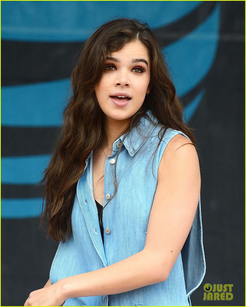 Hailee Steinfeld Shows Off Her New Merch!: Photo 3715290 | Hailee