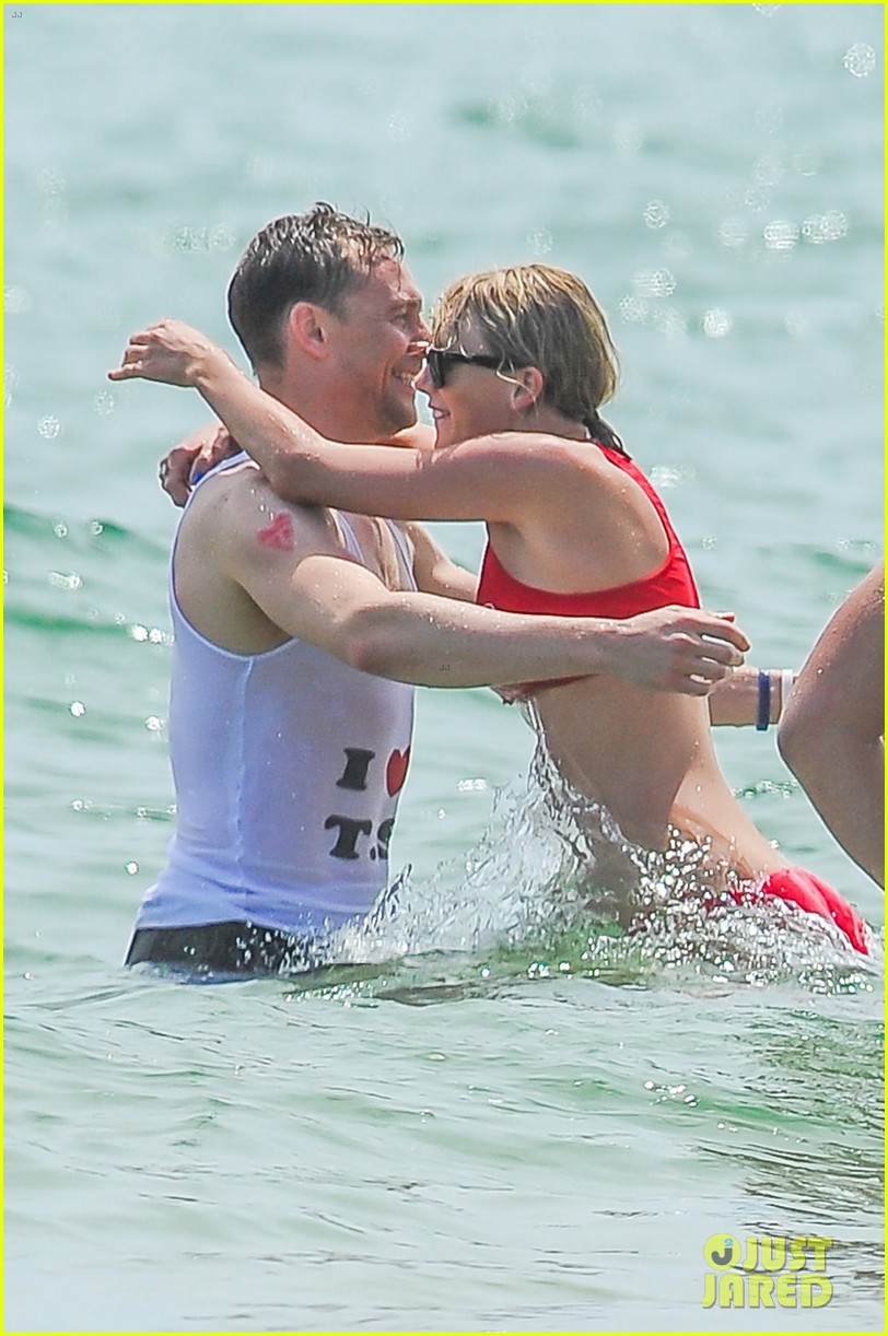 taylor swift tom hiddleston hug hold hands pre july 4th party 023698988