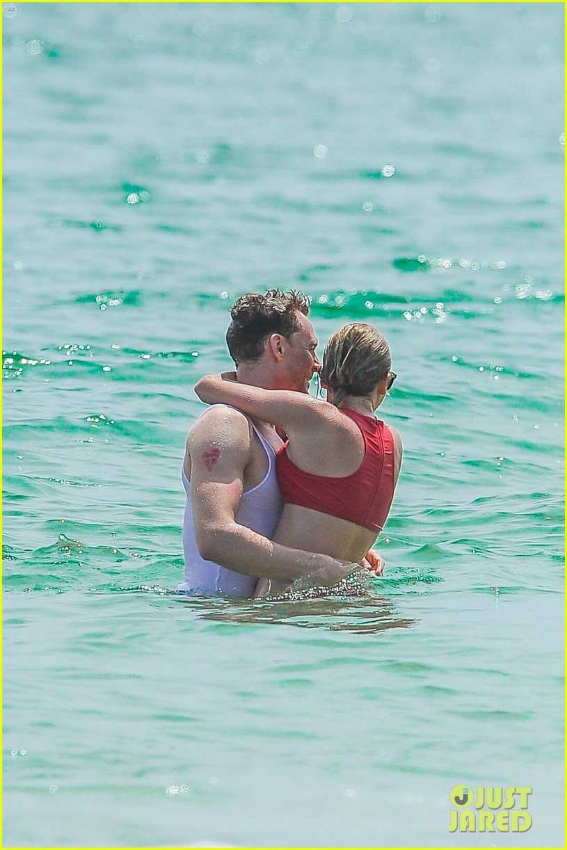 taylor swift tom hiddleston hug hold hands pre july 4th party 063698992