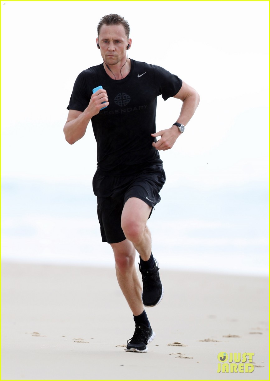 tom hiddleston jogs amid taylor swift drama 02