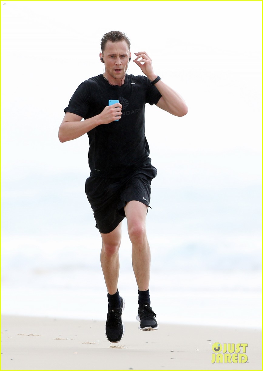 tom hiddleston jogs amid taylor swift drama 163709312