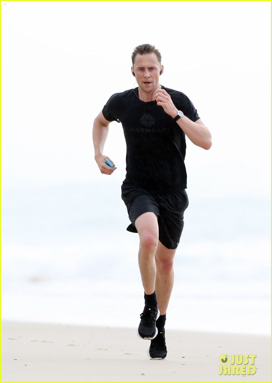 tom hiddleston jogs amid taylor swift drama 17