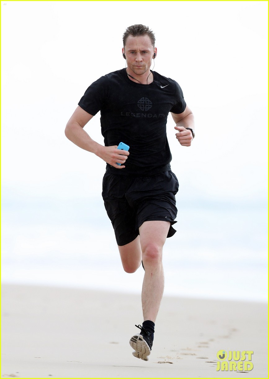tom hiddleston jogs amid taylor swift drama 203709316