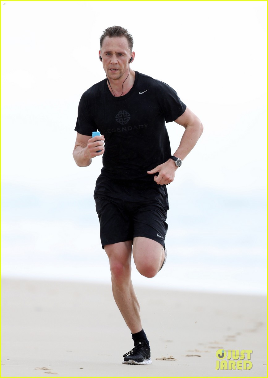 tom hiddleston jogs amid taylor swift drama 223709318