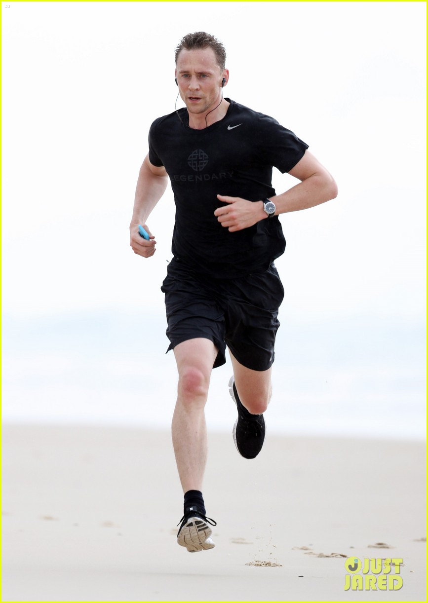 tom hiddleston jogs amid taylor swift drama 243709320