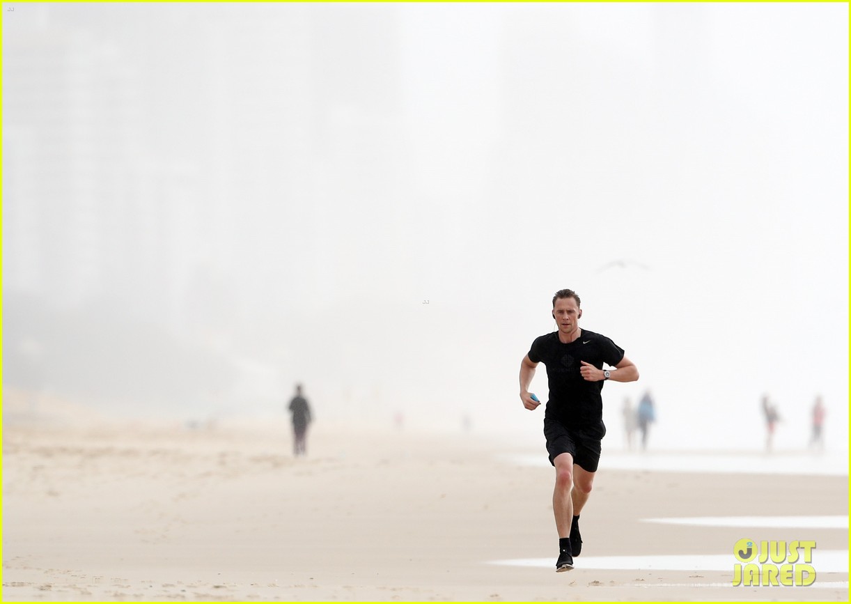 tom hiddleston jogs amid taylor swift drama 333709329