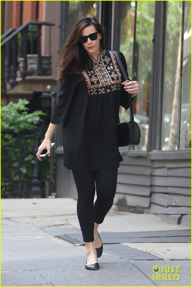 liv tyler steps out after giving birth 03
