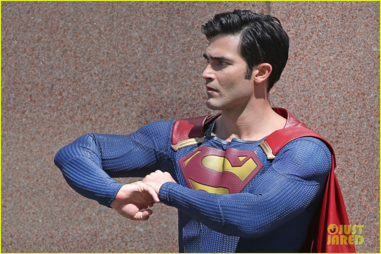 tyler hoechlin saves day on supergirl as superman filming 093721172