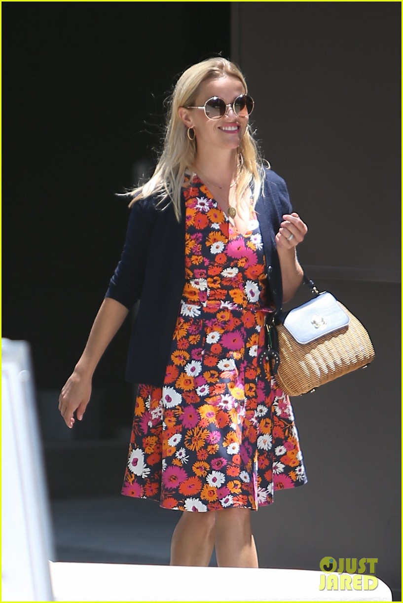 reese witherspoon hits gym and gets back to business 103701153