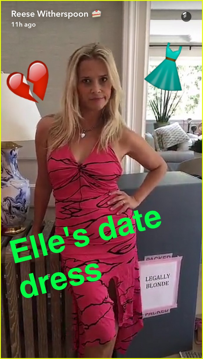 reese witherspoon tries on legally blonde costumes 053706107