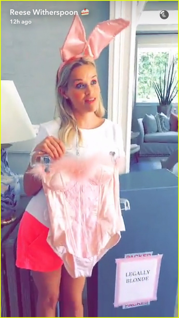 reese witherspoon tries on legally blonde costumes 17