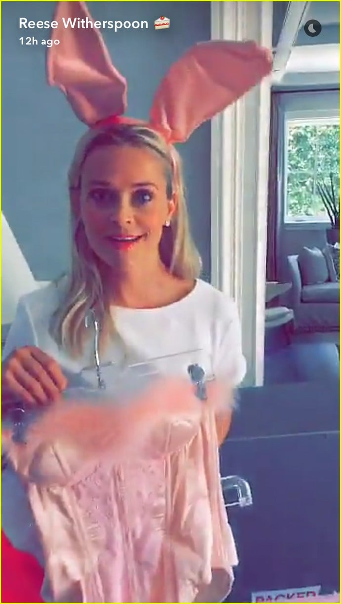 reese witherspoon tries on legally blonde costumes 18