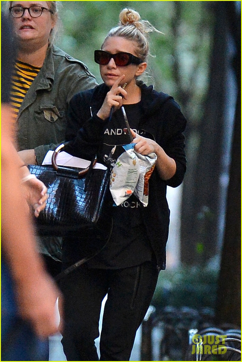 ashley olsen hangs out in nyc02303