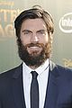 wes bentley suits up for petes dragon world premiere 03